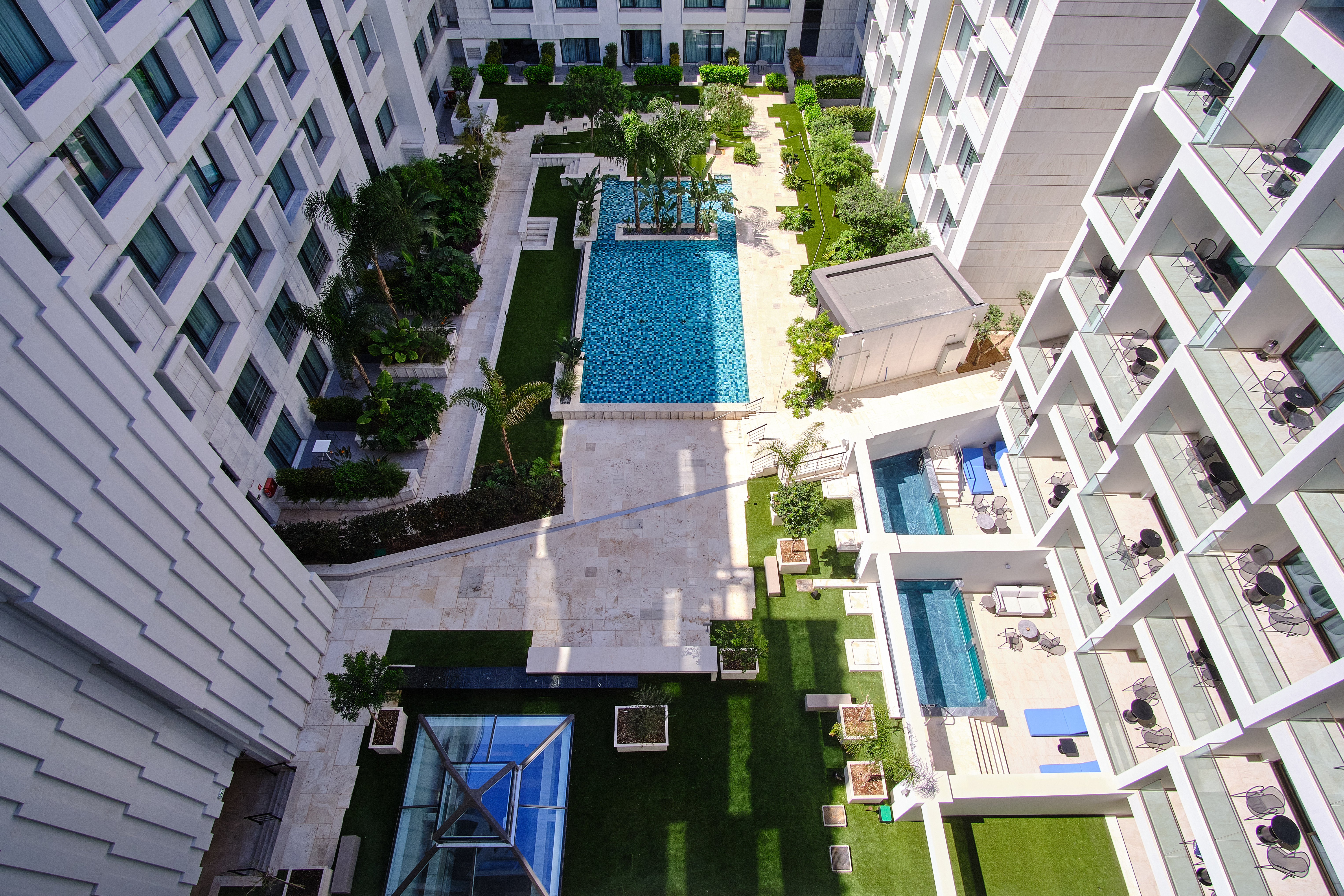Binnentuin Grand Hyatt hotel Athene kleurt prachtig groen Binnentuin Grand Hyatt hotel Athene kleurt prachtig groen